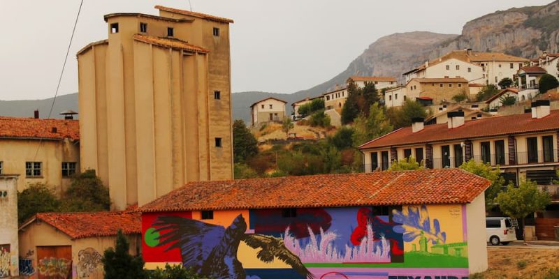 Mural exterior en Etxauri campo y pueblo