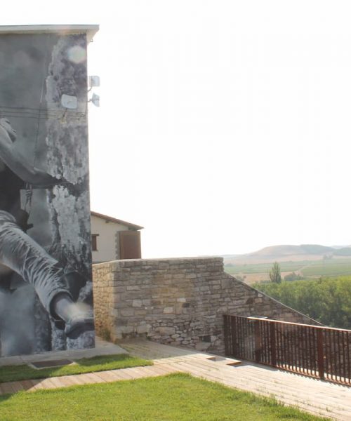 Mural exterior en Etxauri escaladora paisaje