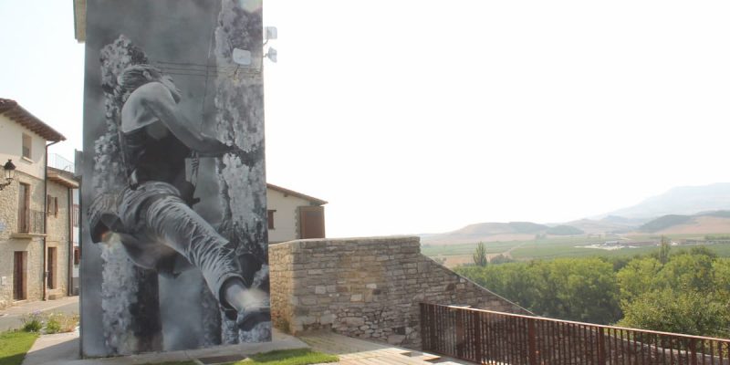 Mural exterior en Etxauri escaladora paisaje