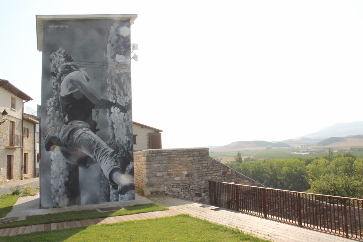 Mural exterior en Etxauri escaladora paisaje