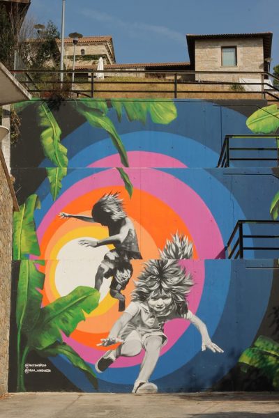 Mural exterior niñas vertical