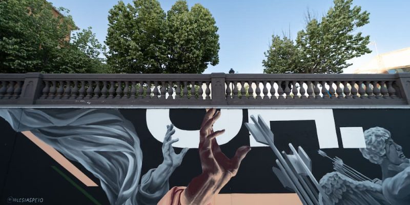 Mural exterior en Villafranca Festival manos